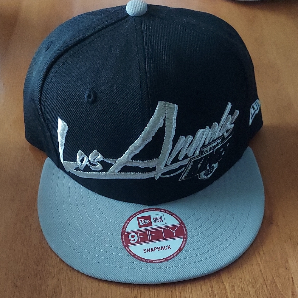 LA KINGS NEW ERA BLACK AND GRAY SNAPBACK HAT
